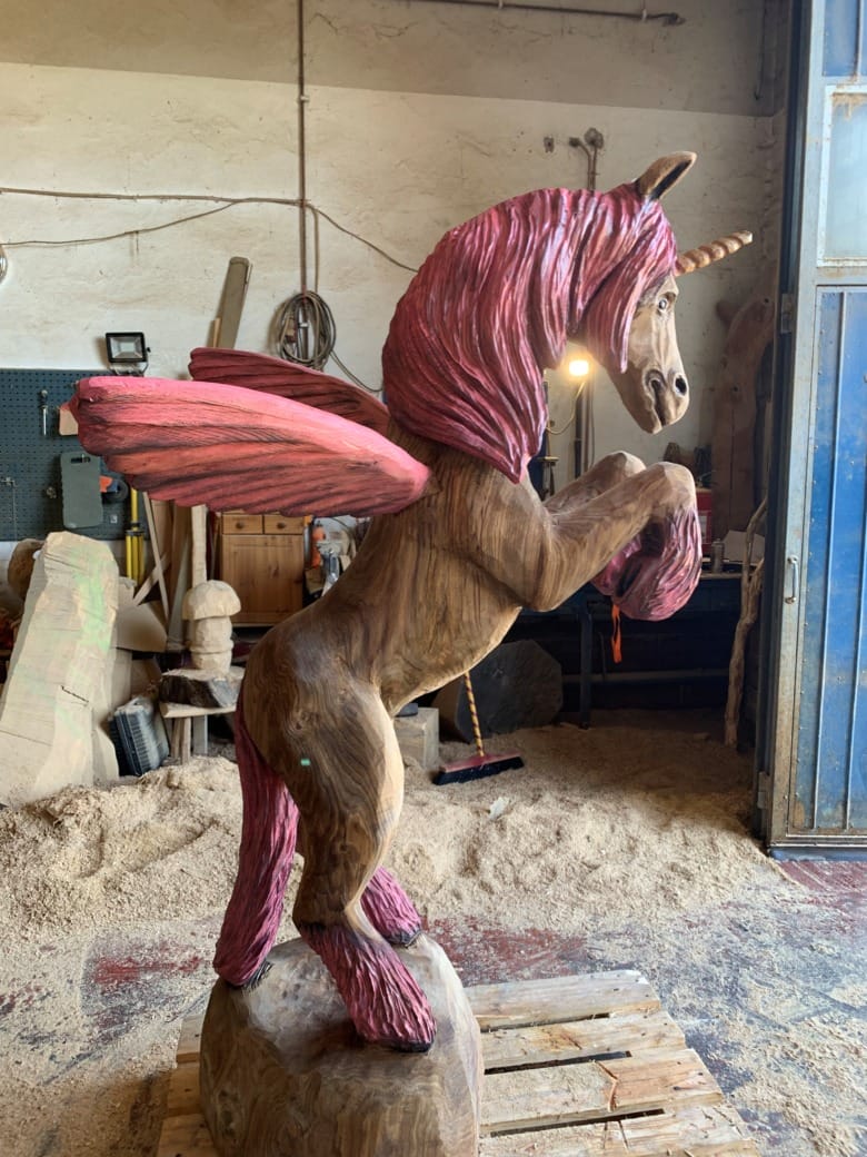 Maria Nilsson, röntgensjuksköterska och träskulptör har snidat en bevingad enhörning till en lekplats. Foto: Privat.