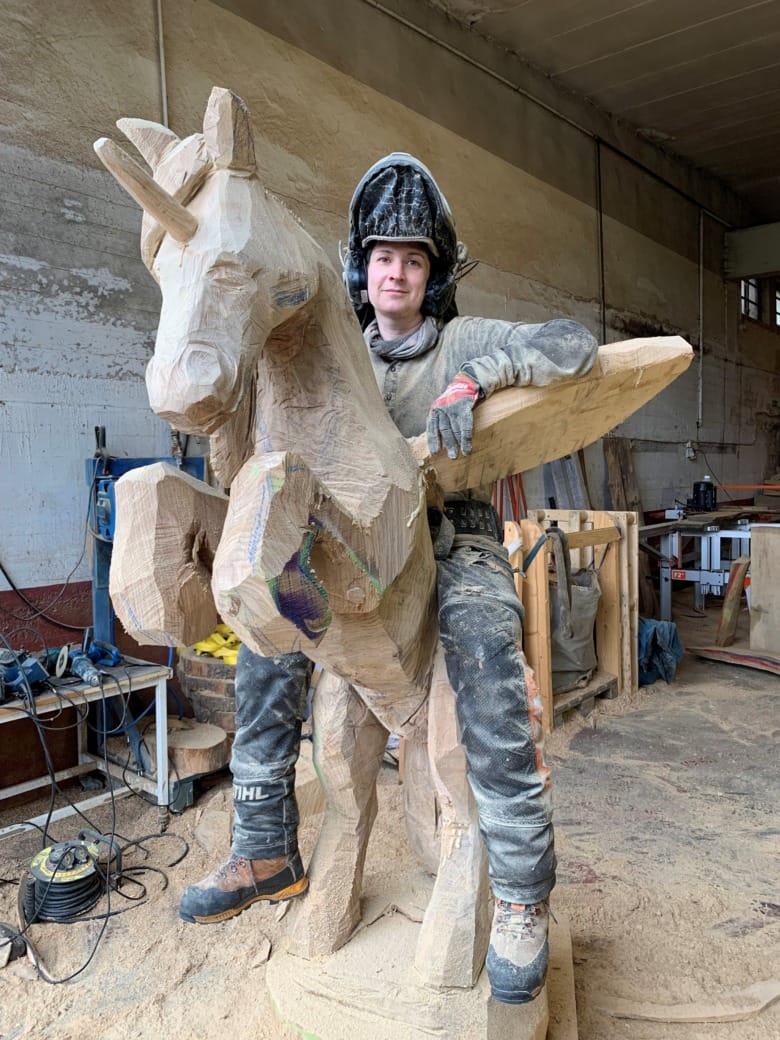 Maria Nilsson, röntgensjuksköterska och träskulptör. Foto: Privat.