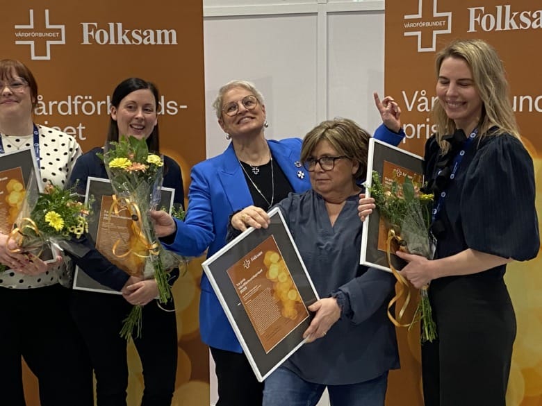 Alla vinnare av Vårdförbundspriset 2025. Malin Olausson och Ida Wiktorsson, sjuksköterskor vid Medicinska behandlingsenheten, Sineva Ribeiro, Vårdförbundetts ordförande, Ann-Marie Edvardsson, sjuksköterksa Anstlten Kumla och Vinnarna av Vårdförbundspriset 2025. Sofia Lexén, specialistsjuksköterska i psykiatri vid LARO mottagning Olskroken, Sahlgrenska Universitetssjukhuset,