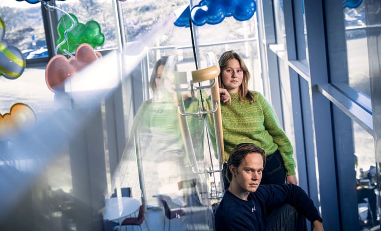 Sjuksköterskestudenterna Alfred Larsson och Ylva Jonasson i trapphuset vid Göteborgs universitet.