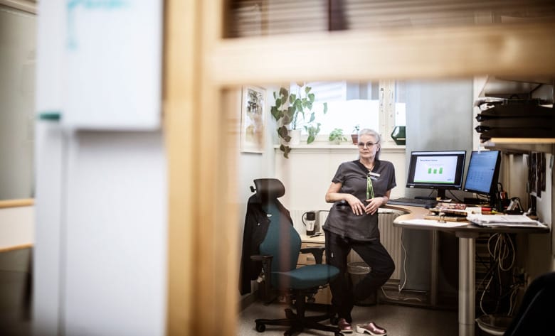 Lena Raftevold, enhetschef, vid en dator på iva i Östersund. Avdelningen har drabbats hårt av sjukskrivningar.