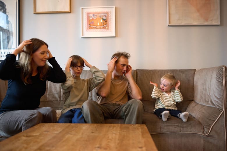 Sanna Sundqvist och hennes familj. Sonen Charlie, sambon och sonen Vide sitter i en brun soffa och leker.