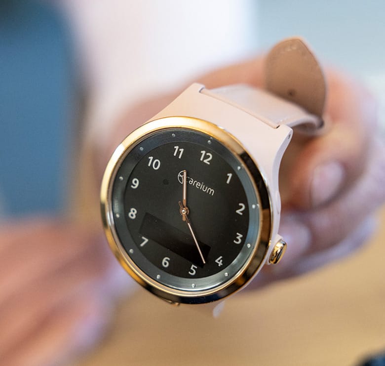 En närbild på en smartwatch som används som mobilt trygghetslarm.