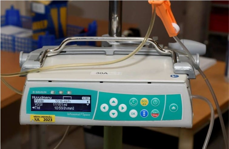 Näringsdroppet gick för fort – sjuksköterska åtalad för dödsfall