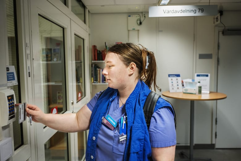 Sjuksköterskan Therese van der Veer blippar passerkortet för att komma in på vårdavdelning 79 där hon jobbar.
