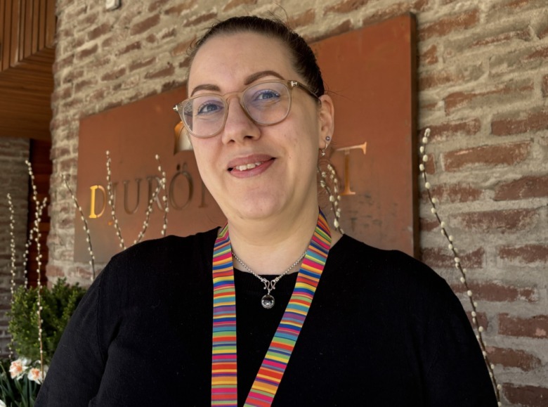 Porträtt på Enikö Ildikó Nordlinder, biomedicinsk analytiker. Hon har en svart tröja, ljusa glasögon och mörkt hår.