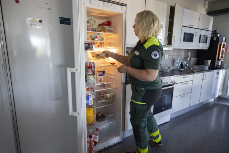 Numera får Ann-Charlotte Lindqvist och kollegorna oftare matrast i tid under ambulanspassen. Foto: Anders Andersson.