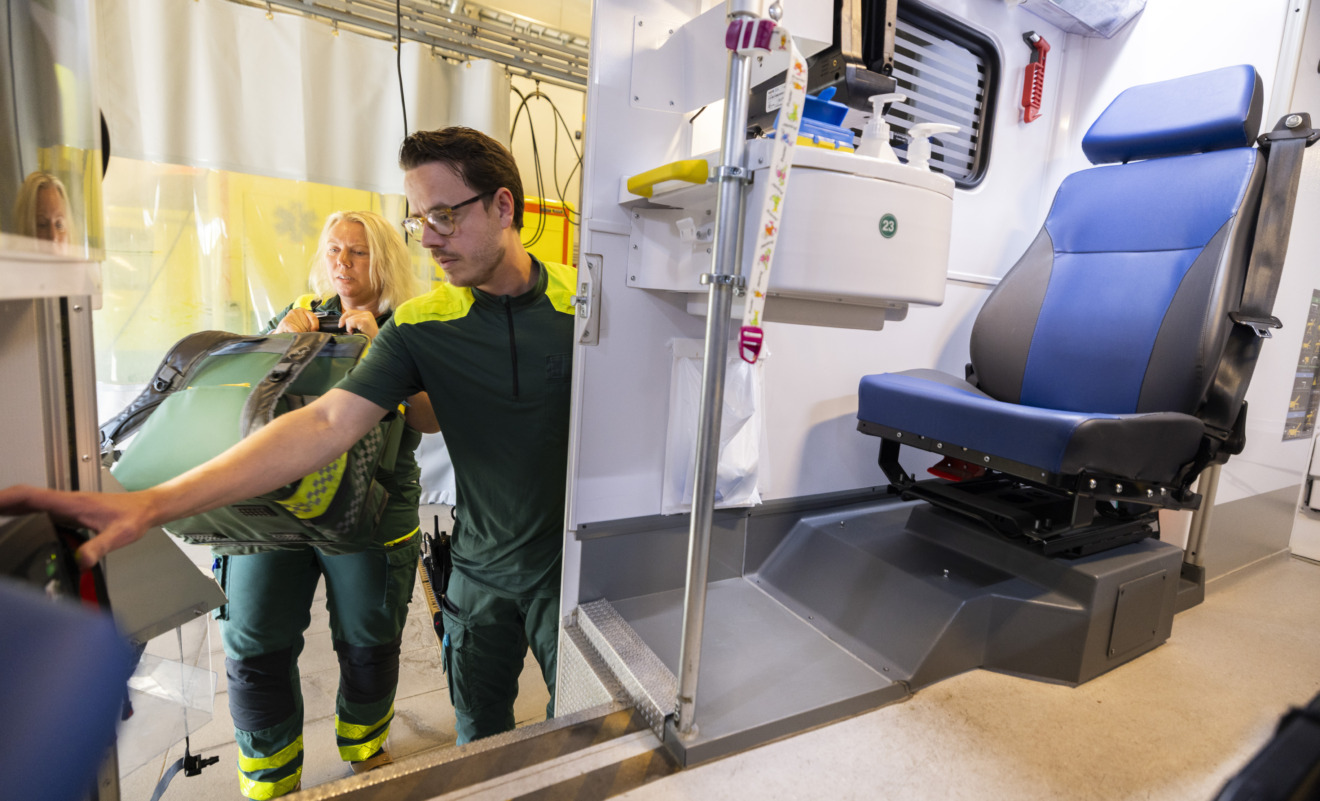 Hon sitter på dubbla stolar – i ambulansen och på larmcentralen