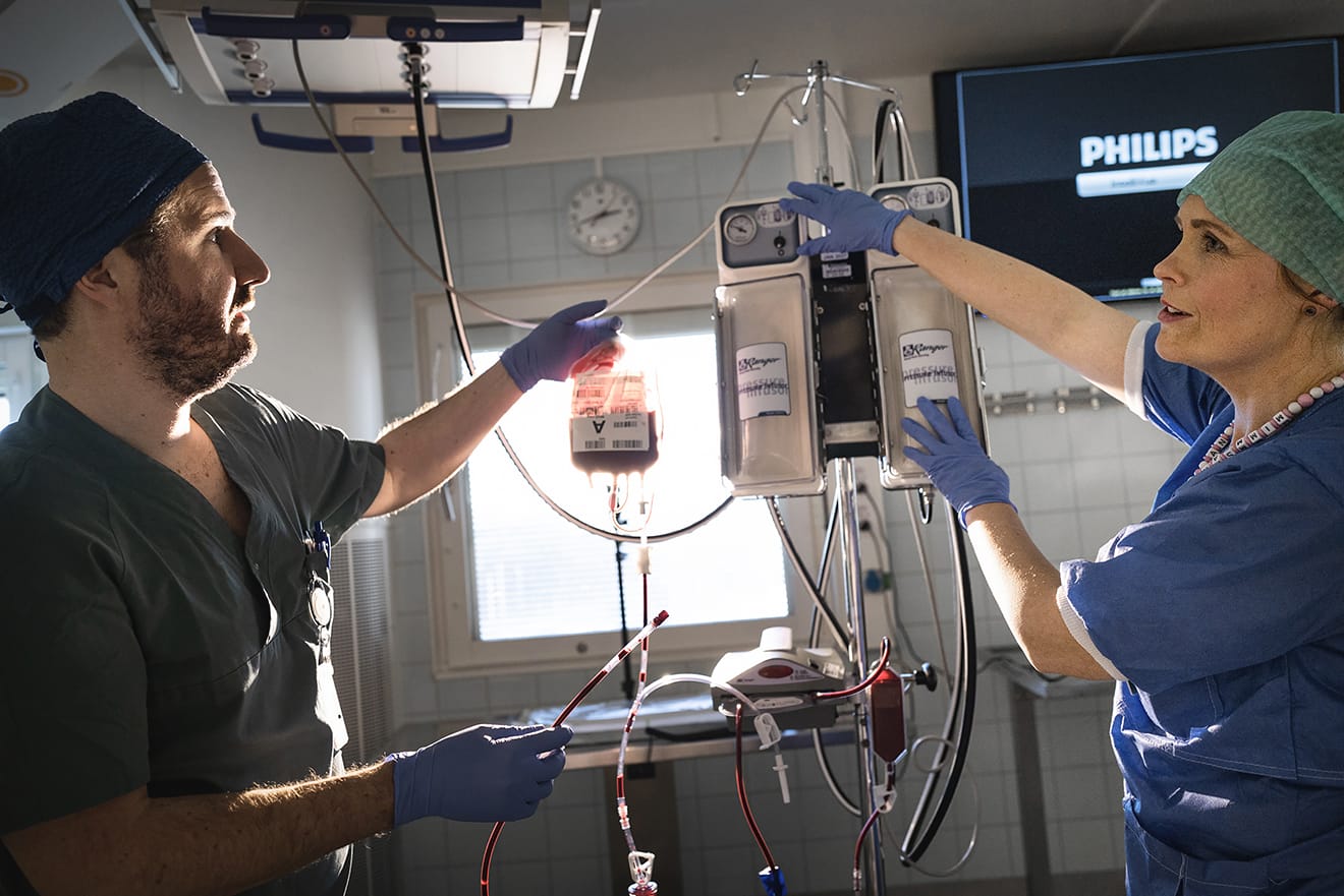 Här ger de transfusion med värme och tryck