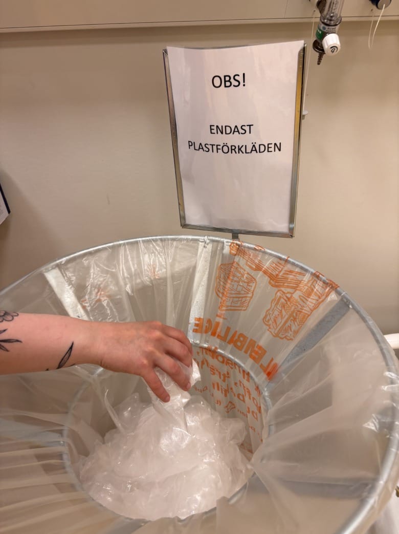 Återvinningskärlen för förkläden finns i alla övningsrum. Foto: Per Bengtsson.