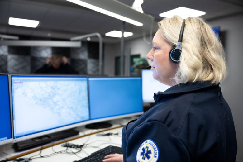 Som ISL kan Ann-Charlotte Lindqvist kommunicera med en inringare via videolänk. ”Det är ett jättebra redskap. Frakturer och sårskador som ser megastora ut i allmänhetens ögon kanske visar sig vara två centimeter och har slutat blöda. Då kan vi ge råd, lugna och prioritera rätt”, säger hon. Foto: Martin Ådahl.