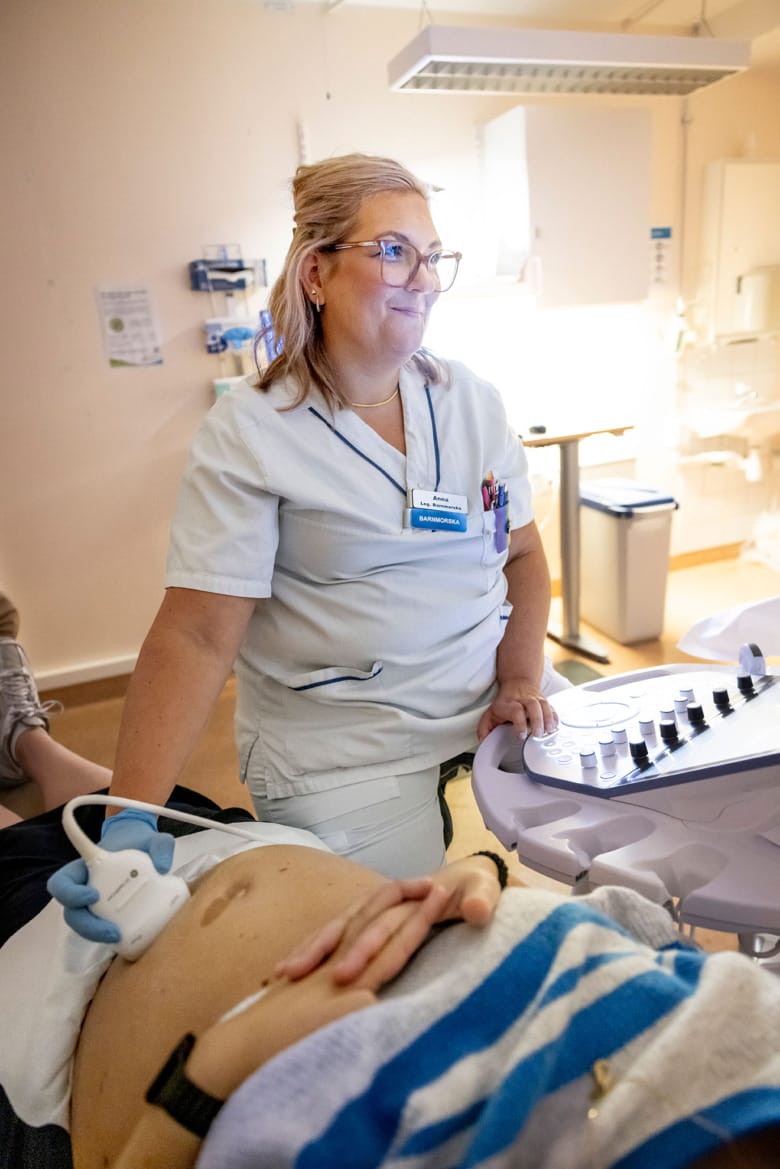 Barnmorskan Anna Hultmark gör ett ultraljud på en gravid kvinna.
