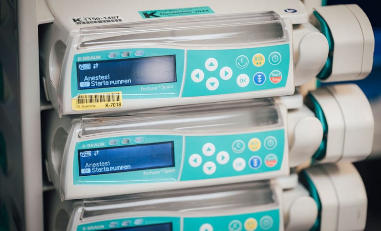 Tre infusionspumpar staplade på varandra.