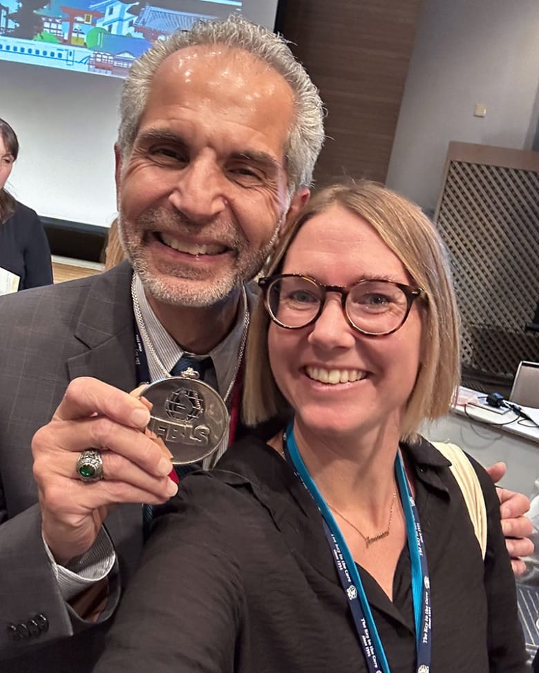 Hassan Aziz, president IFBLS och Amanda Barkarö, Vårdförbundet. Foto: Privat.
