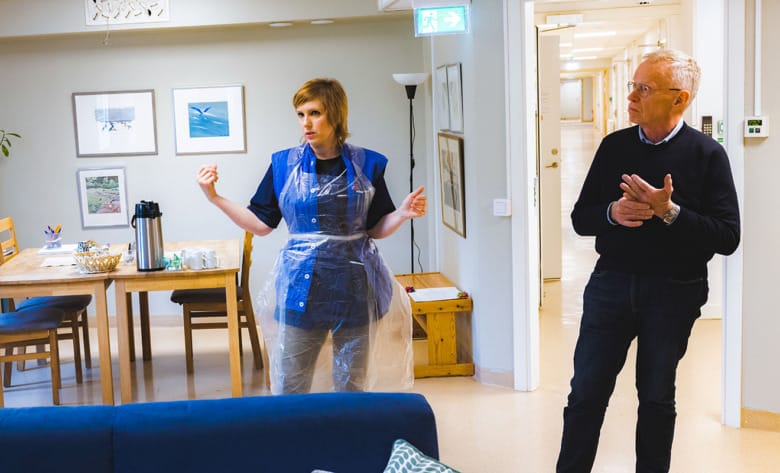 Cathy Edin och Sven Montelius står i ett allrum på boendet Hansagården i Visby.