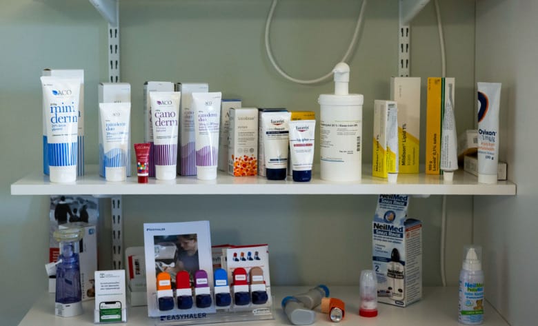 Krämer, mediciner och inhalatorer står på rad på hyllor på astmamottagningen på Sunderby sjukhus