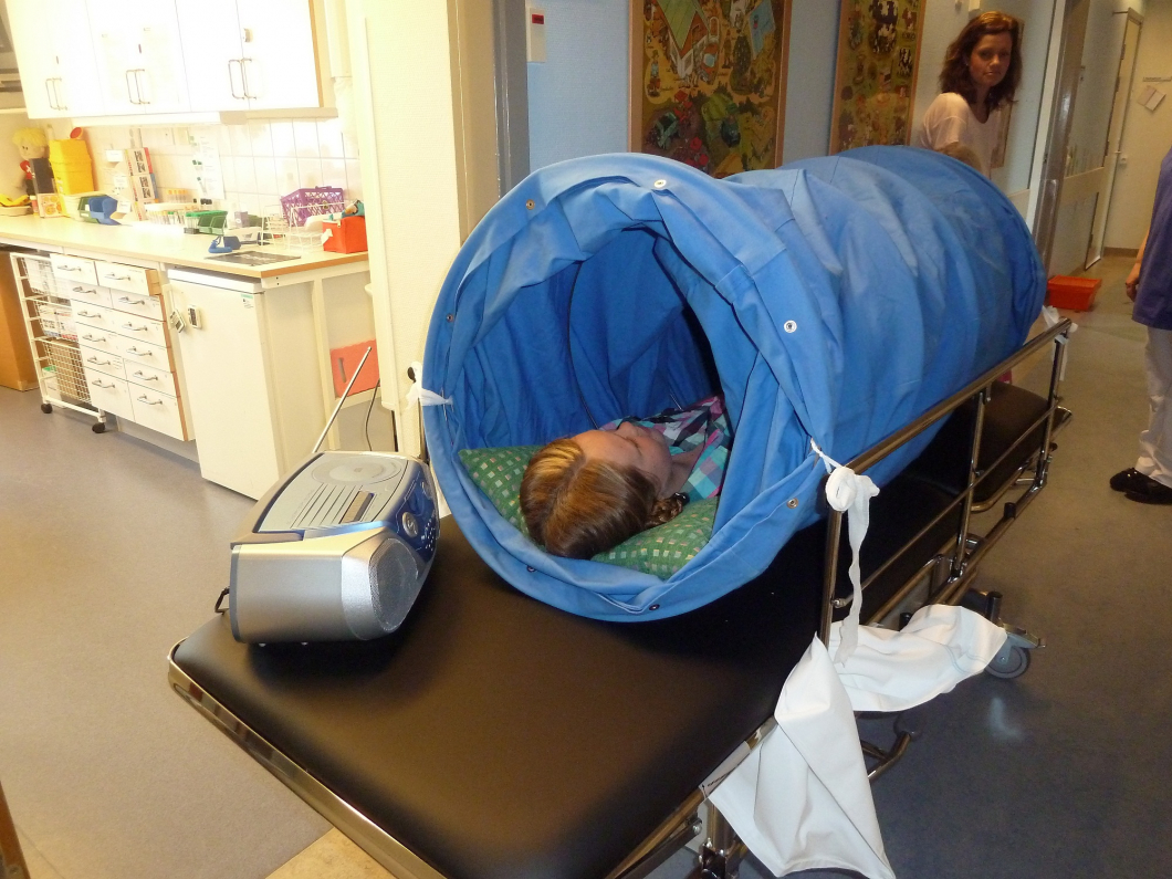Övning i lektunnel ger lugnare barn inför MR-undersökning