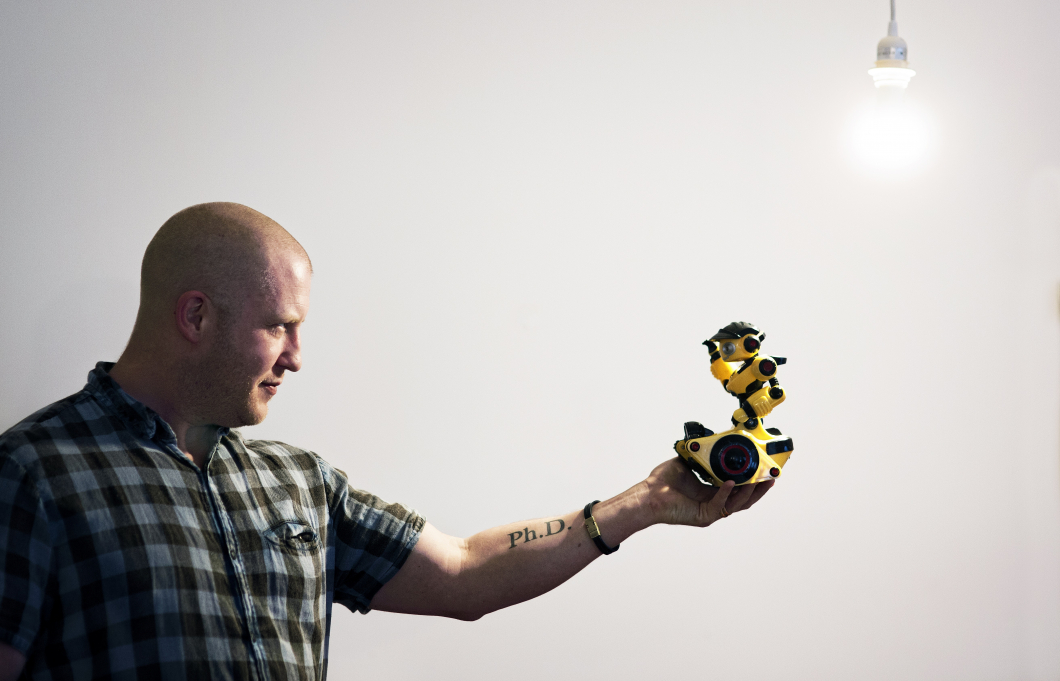 Tar hjälp av monster för att göra vårdens robotar mänskliga