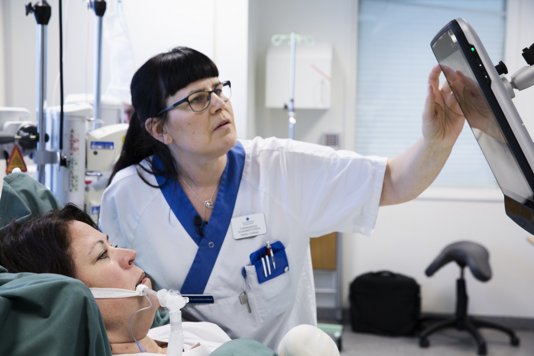 Hon hjälper brännskadade att kommunicera med ögonen