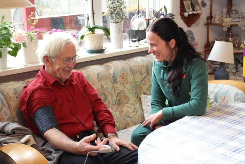 Ambulanssjuksköterskan försöker hitta rätt vårdnivå i Sjuhärad