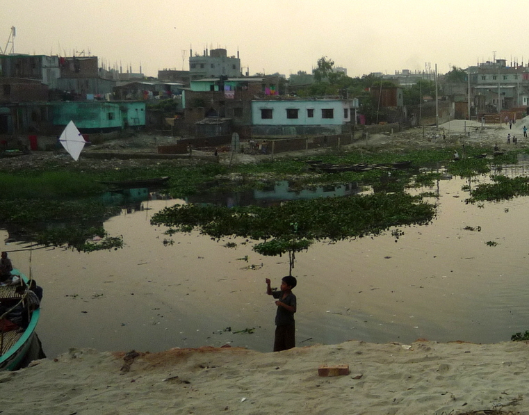 Blogg från Bangladesh. Vattnet är helt svart av kemikalier