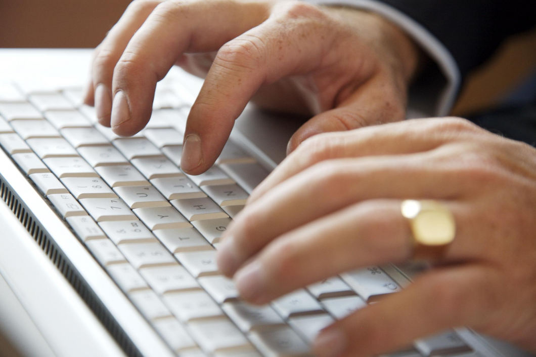 Polisanmäls för att ha läst patientjournal olovligt