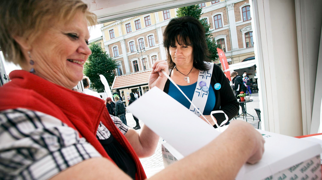 Inga konkreta löften när Vårdförbundet bjöd på tårtkalas i valstugorna i Örebro