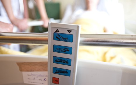 Bättre arbetsvillkor ska locka fler sjuksköterskor